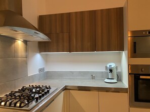 Een koelkast, een microgolfoven, een oven, een kookplaat