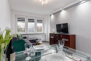 Apartamento, 1 quarto, sacada | Opções para refeição no quarto
