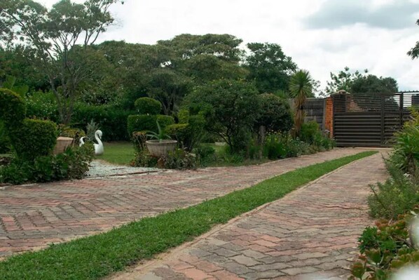 Property grounds - Neat 2 bed guest house close to CBD airport, shops (Harare)