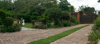 Neat 2 bed guest house close to CBD airport, shops