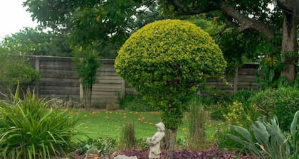 Neat 2 bed guest house close to CBD airport, shops