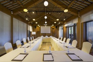 A conference room with a long table, white chairs, water bottles, and a projector screen. - Blossom Hill Hotel Ningbo Hanling (Ningbo)