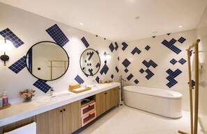 A modern bathroom with a freestanding bathtub, two sinks, and a large mirror. - Blossom Hill Hotel Ningbo Hanling (Ningbo)
