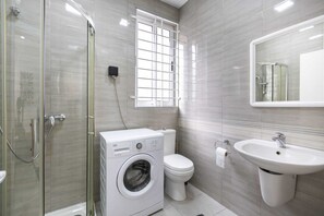 Basic-Apartment, Mehrere Betten | Badezimmer | Dusche, kostenlose Toilettenartikel, Haartrockner, Handtücher