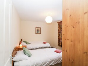 Cottage | 2 bedrooms, individually decorated, individually furnished - 2 Garnish Court (Glengarriff)