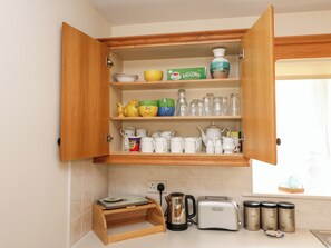 Cottage | Private kitchen | Fridge, dishwasher, electric kettle, toaster - 2 Garnish Court (Glengarriff)
