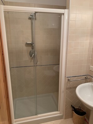 Bruser, hårtørrer, bidet, Toiletpapir