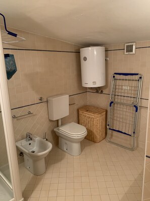 Suihku, hiustenkuivaaja, bidee, vessapaperi