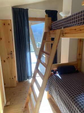 2 chambres, fer et planche à repasser