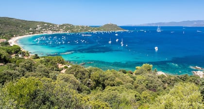 Villa ideally located in a peaceful setting between sea and mountains