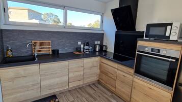 Réfrigérateur, micro-ondes, four, plaque de cuisson