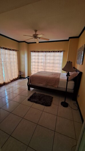 4 bedrooms, iron/ironing board, WiFi, bed sheets - The Duplex (Bonne Terre)