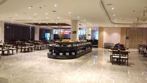 A spacious lobby with a central island, seating areas, and a reception desk. - Dongfang Shuiyun Spa Hotel (Qingyuan)