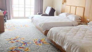 A hotel room with two beds, a desk, a chair, and a large window. - Dongfang Shuiyun Spa Hotel (Qingyuan)