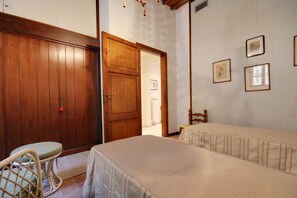 1 slaapkamer, een strijkplank/strijkijzer, wifi, beddengoed
