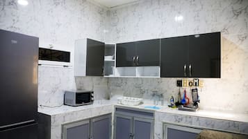Geladeira grande, micro-ondas, fogão, liquidificador