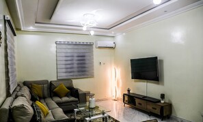 Apartament Comfort | Sala d'estar | Televisor intel·ligent de 55 polzades amb canals digitals i televisor