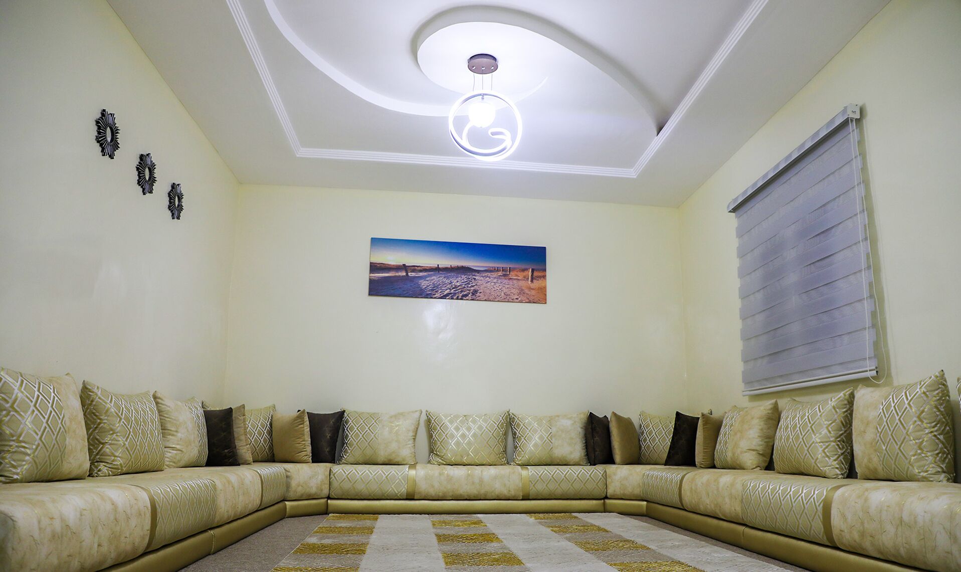 Appartement Supérieur | Coin séjour | TV connectée de 55 pouces avec chaînes numériques, télévision, cheminée