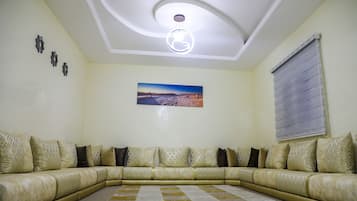 Appartement Supérieur | Coin séjour | TV connectée de 55 pouces avec chaînes numériques, télévision, cheminée