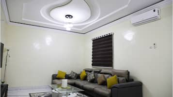 Appartement Supérieur | Coin séjour | TV connectée de 55 pouces avec chaînes numériques, télévision, cheminée