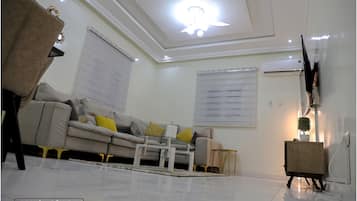 Apartamento conforto | Área de estar | Smart TV 55 polegadas com canais digitais, TV, lareira