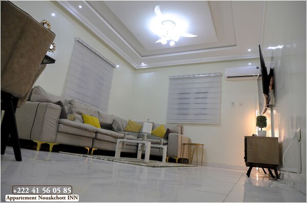 Departamento Confort | Área de sala de estar | Smart TV de 55 pulgadas con canales digitales, televisión y chimenea 