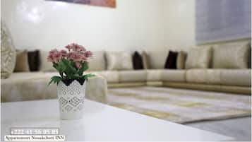 Apartamento superior | Área de estar | Smart TV 55 polegadas com canais digitais, TV, lareira