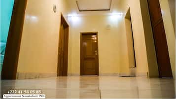 Departamento Confort | Área de sala de estar | Smart TV de 55 pulgadas con canales digitales, televisión y chimenea