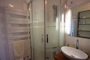Shower, hair dryer, towels - Nice and cosy apartment center ST TROPEZ, view of the gulf swimming pool parking (Saint-Tropez)