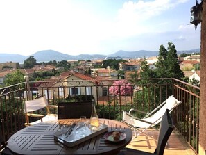 Outdoor dining - Nice and cosy apartment center ST TROPEZ, view of the gulf swimming pool parking (Saint-Tropez)