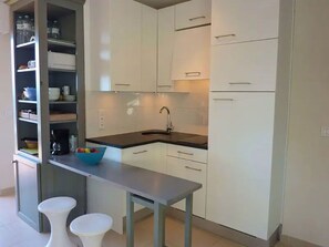 Fridge, microwave, stovetop, dishwasher - Nice and cosy apartment center ST TROPEZ, view of the gulf swimming pool parking (Saint-Tropez)