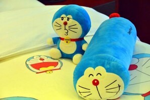 Two plush toys on a bed with a cartoon character design. - Zhonghe Tianyi Hotel (Dujiangyan)