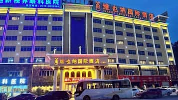 Un hotel de varios pisos con señalización para un centro médico y un hotel.