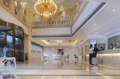 Interior. Vienna International Hotel (Bama)
