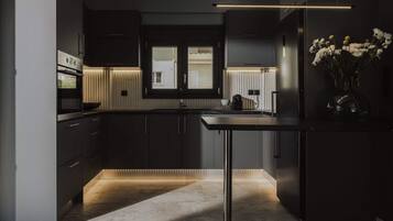 Geladeira, micro-ondas, fogão, cafeteira/chaleira