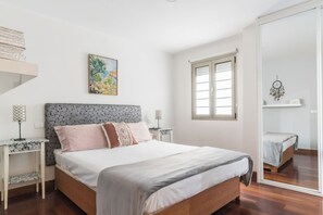 2 Schlafzimmer, Schreibtisch, schallisolierte Zimmer