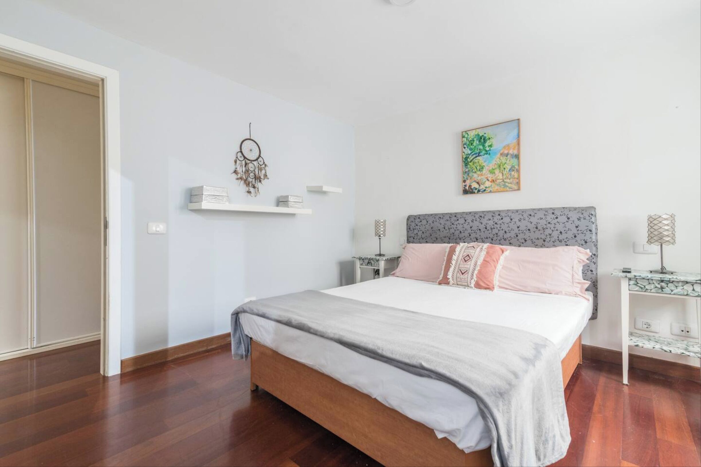 2 chambres, bureau, chambres insonorisées, fer et planche à repasser