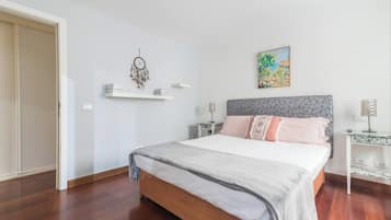 2 chambres, bureau, chambres insonorisées, fer et planche à repasser