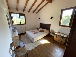 4 chambres, bureau, fer et planche à repasser, lit parapluie