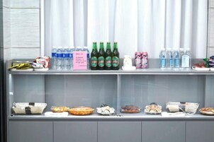 Un bufé con diversos alimentos y bebidas.