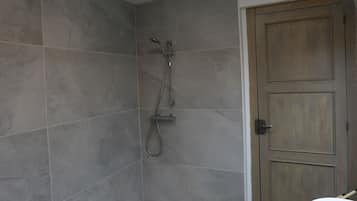 Douche, sĂšche-cheveux, bidet, serviettes fournies
