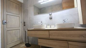 Douche, sĂšche-cheveux, bidet, serviettes fournies