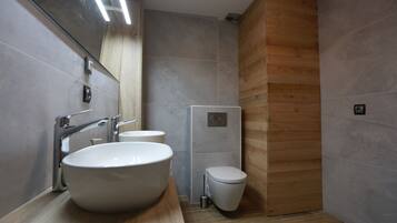 Een douche, een haardroger, een bidet, handdoeken