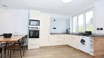 Een koelkast, een microgolfoven, een oven, een kookplaat