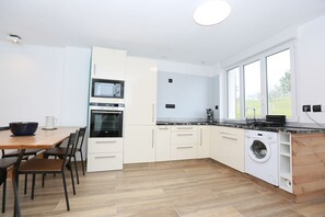 Fridge, microwave, oven, stovetop