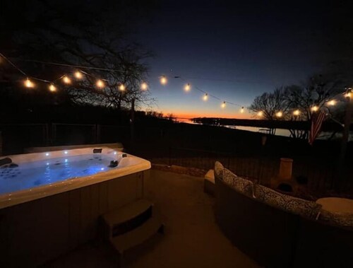 Lake/Beachfront - Private Boat Dock, Hot Tub
