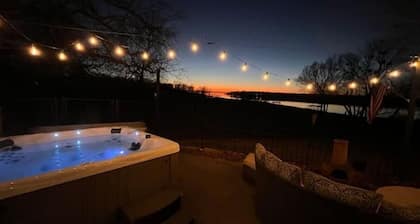 Lake/Beachfront - Private Boat Dock, Hot Tub