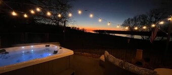 Lake/Beachfront - Private Boat Dock, Hot Tub