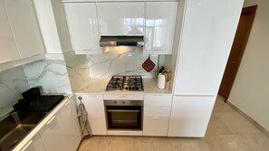 Fridge, oven, stovetop, coffee/tea maker