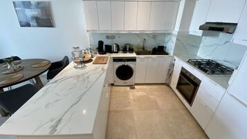 Réfrigérateur, four, plaque de cuisson, cafetiÚre/bouilloire